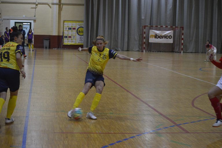 Latorre seguirá marcando goles vestida de amarillo