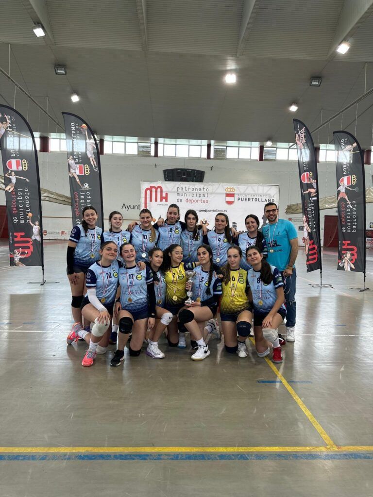 Doblete de oro en el voleibol femenino del Salesianos Puertollano