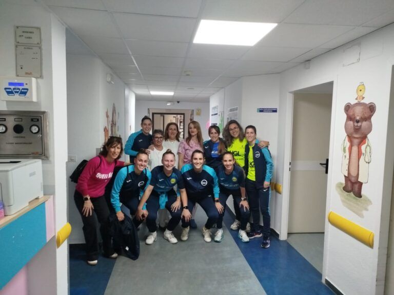 El Salesianos Puertollano visita y lleva regalos a los niños del Hospital